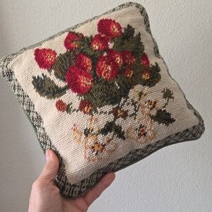 Pillow Needlepoint With Strawberries